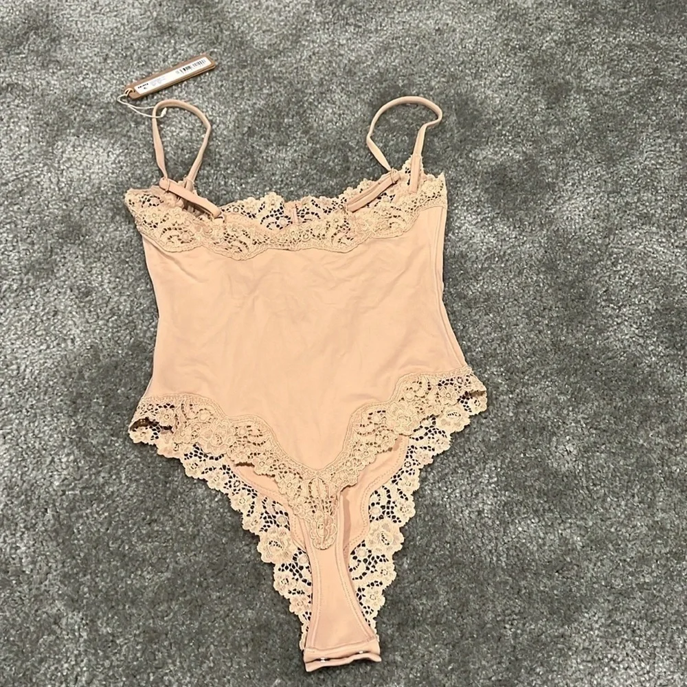Skims Fits Everybody Lace Cami Bodysuit - Picture 2 of 5